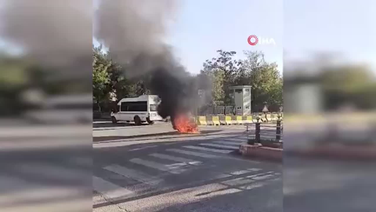Siirt'te hafif ticari araçla çarpışan motosiklet alev aldı, yangın ...