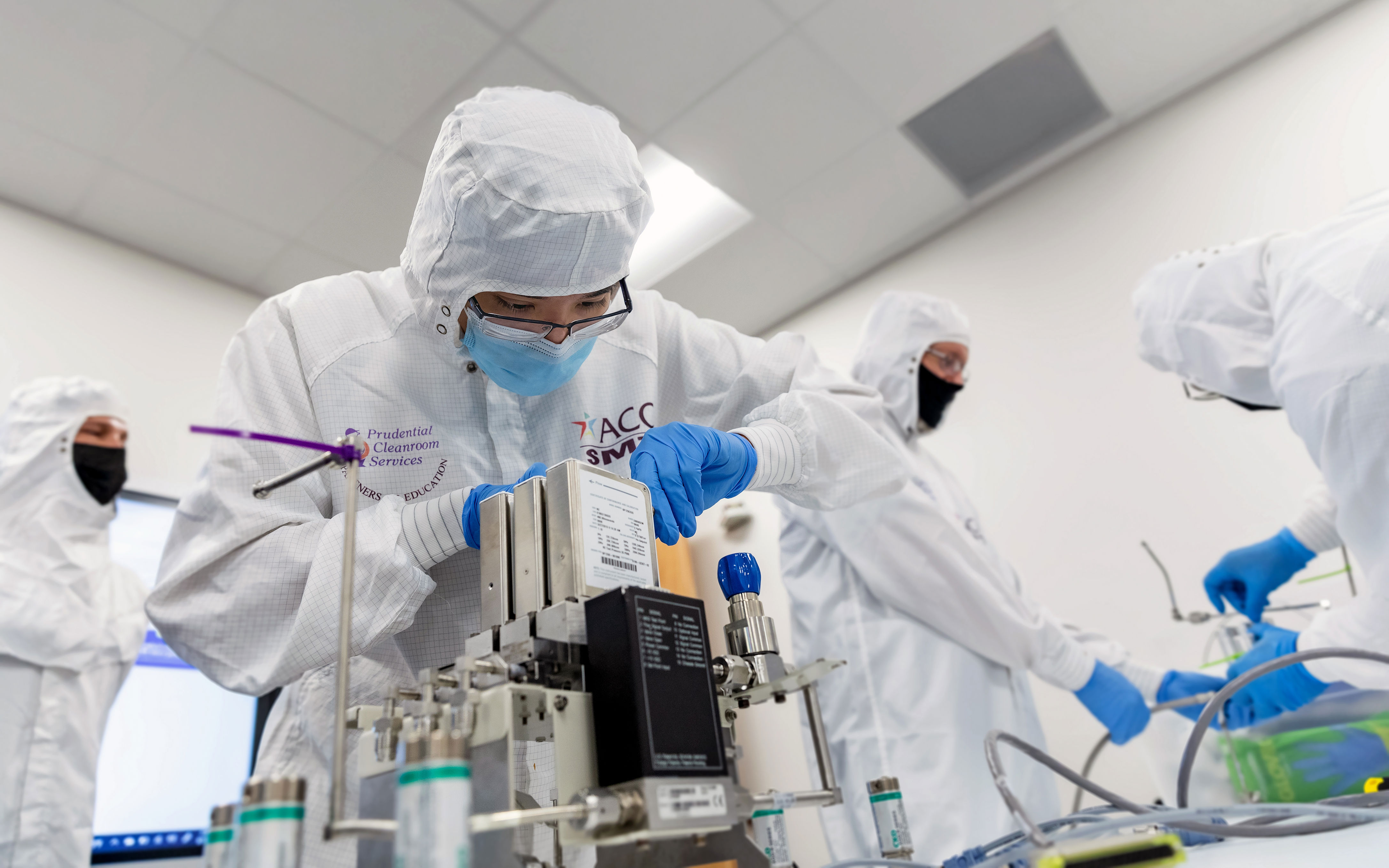 Community colleges put new workers into semiconductor jobs fast