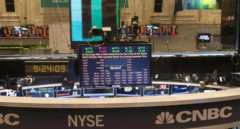 Stocks pressured by tech stock weakness and higher crude oil prices