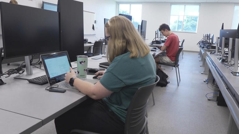 Mississippi Gulf Coast Community College students use AI to solve ...