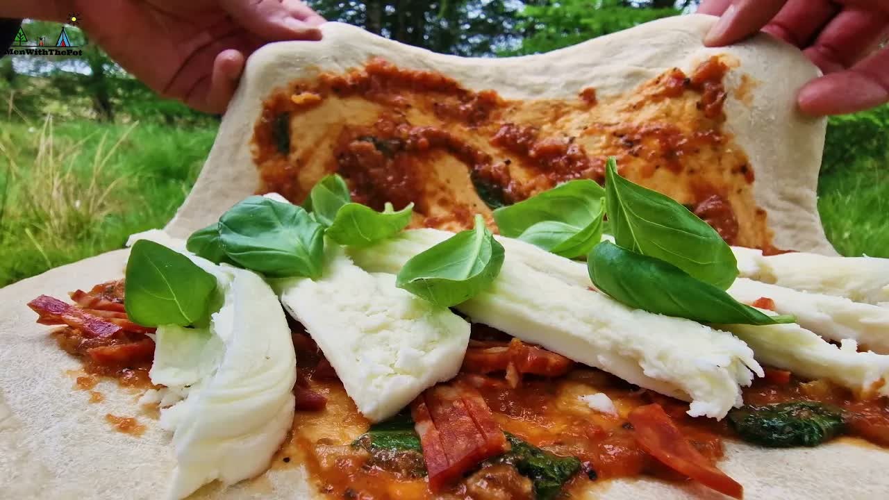 Calzone casero horneado con una corteza dorada y crujiente