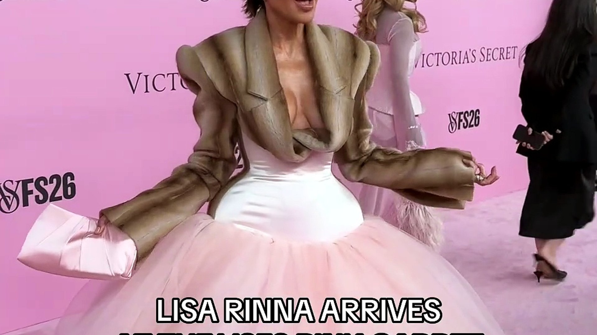 Pink carpet ready: Lisa Rinna arrives in style at VSFS