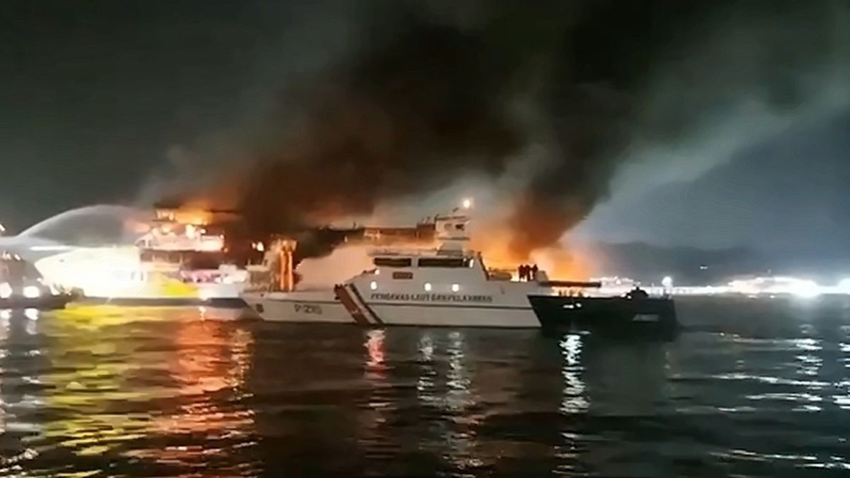 Tiga kapal KPLP kelas I Tanjung Priok dikerahkan tangani kebakaran KMP ...