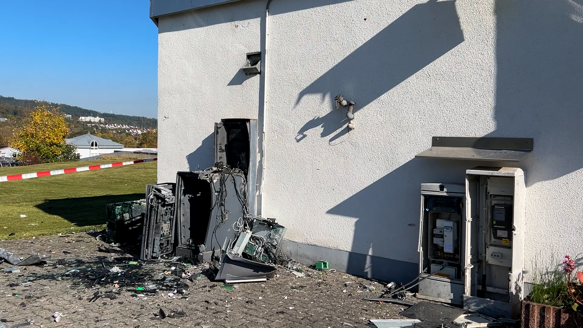 Geldautomat an Waschanalage gesprengt: Trümmer fliegen 50 Meter weit