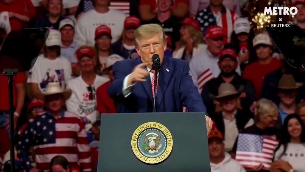 President Trump brags about knowing what a giraffe is at bizarre Kansas ...