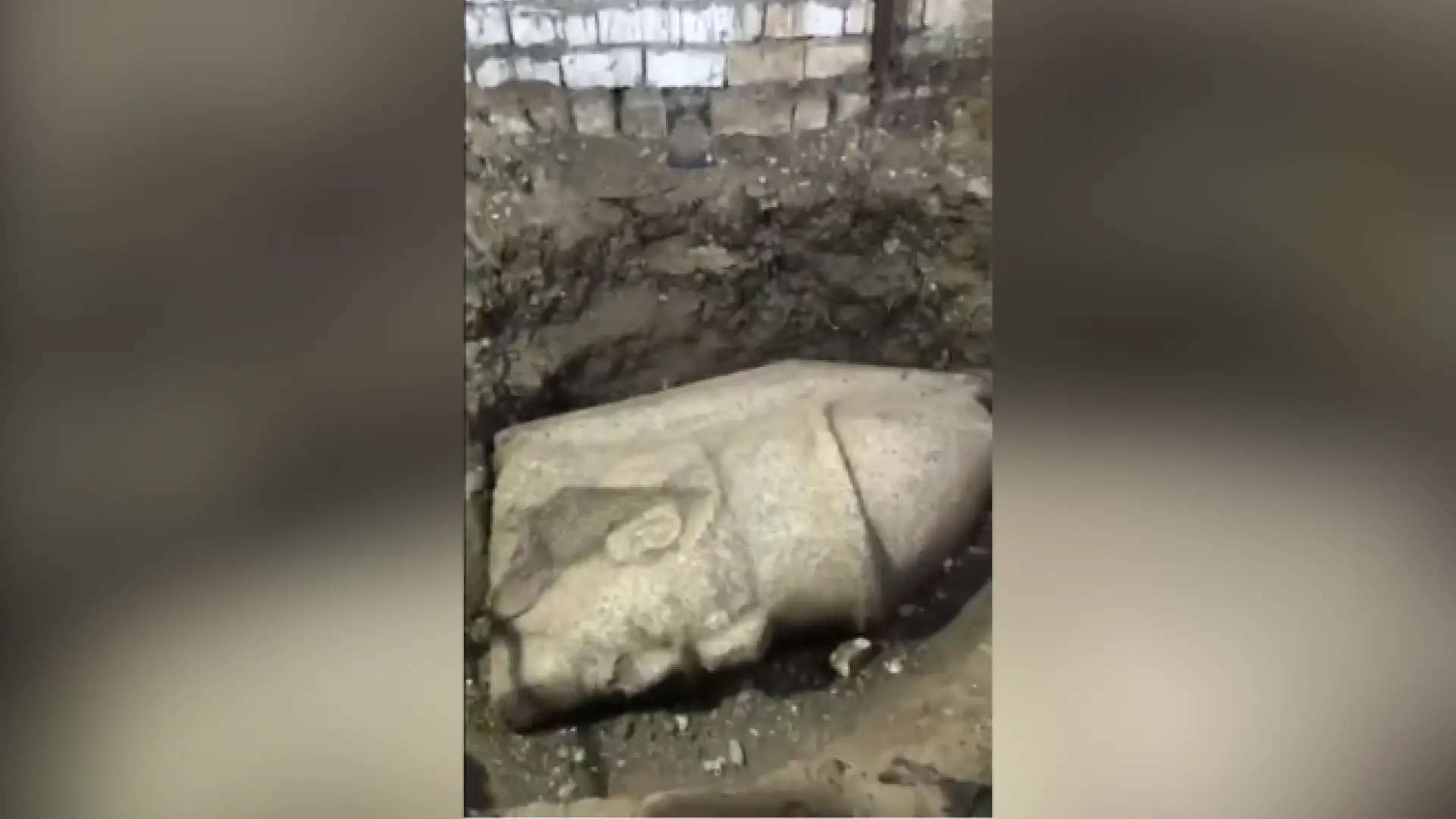Un agricultor egipcio encuentra una escultura de Ramsés II mientras ...