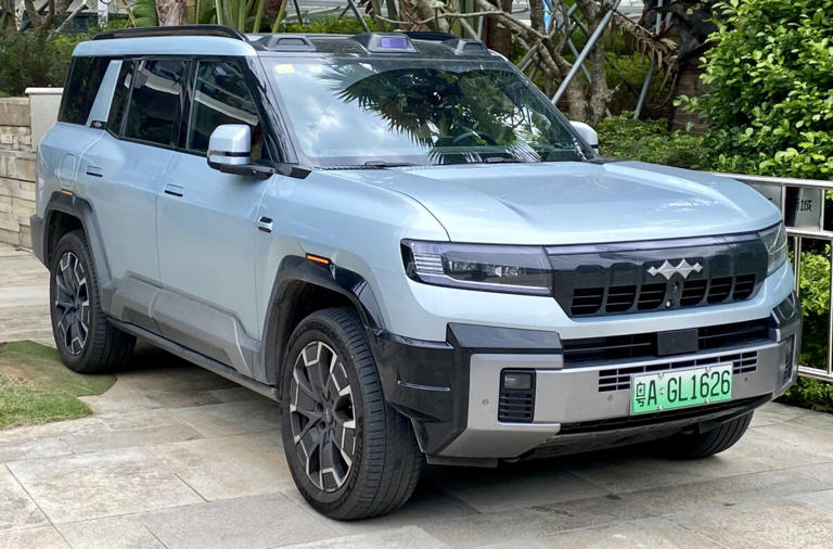 Bloqué par un sabot, ce SUV BYD lève sa roue de 30 centimètres et s’en va