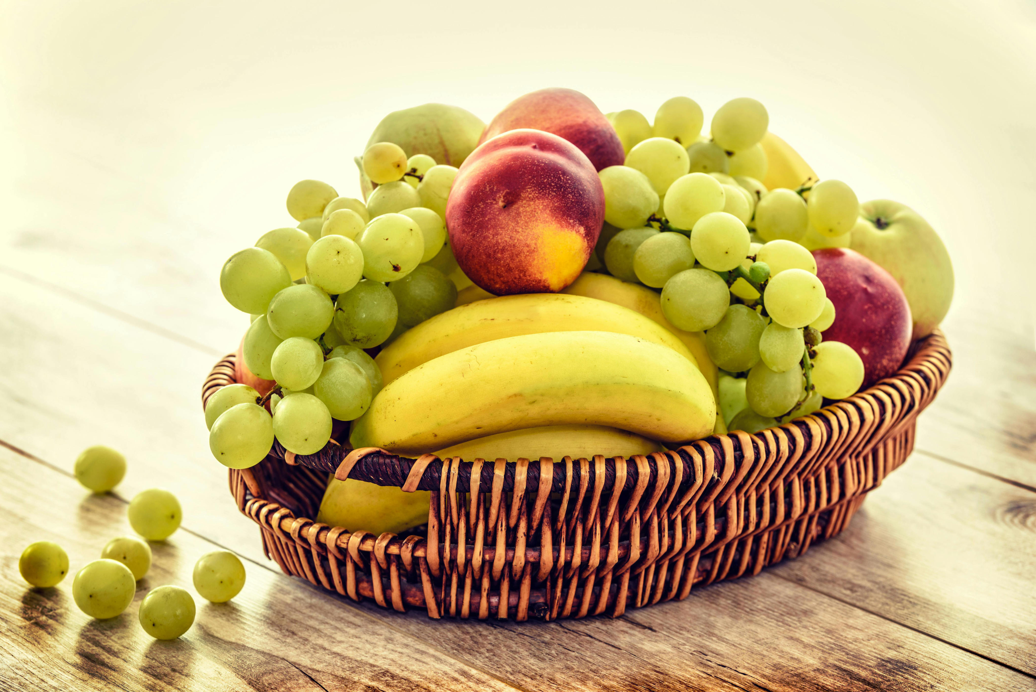 10 high-sugar fruits to eat less of & 10 low-sugar ones to munch on instead