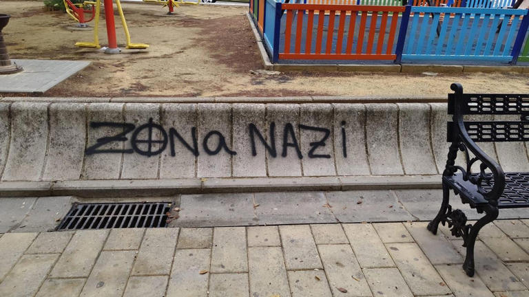 Zona nazi: varios murales de Alcalá del Río, en Sevilla, aparecen ...