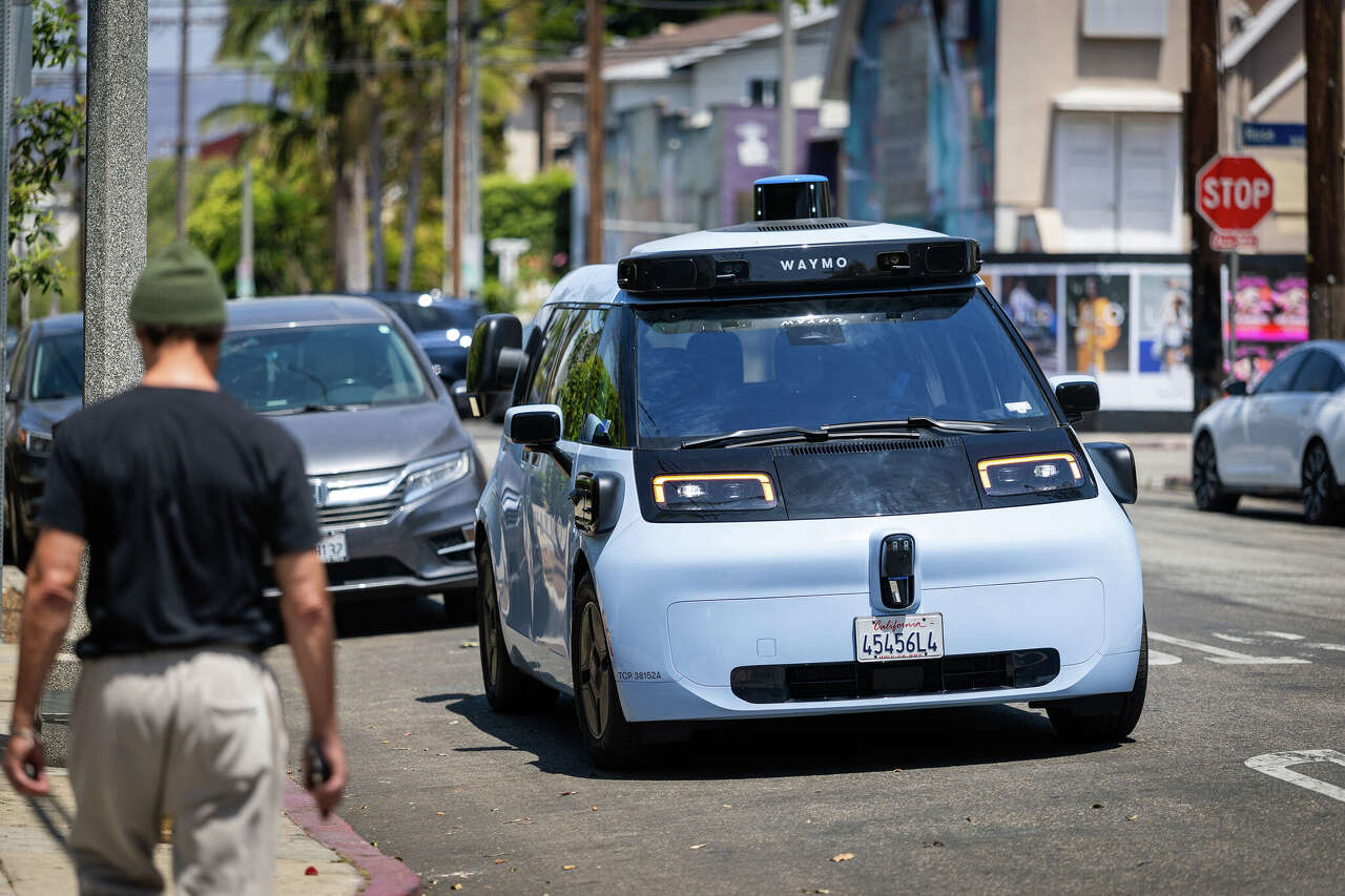 Waymo deploys blue, ADA-friendly autonomous vans in Dallas. Here's what ...
