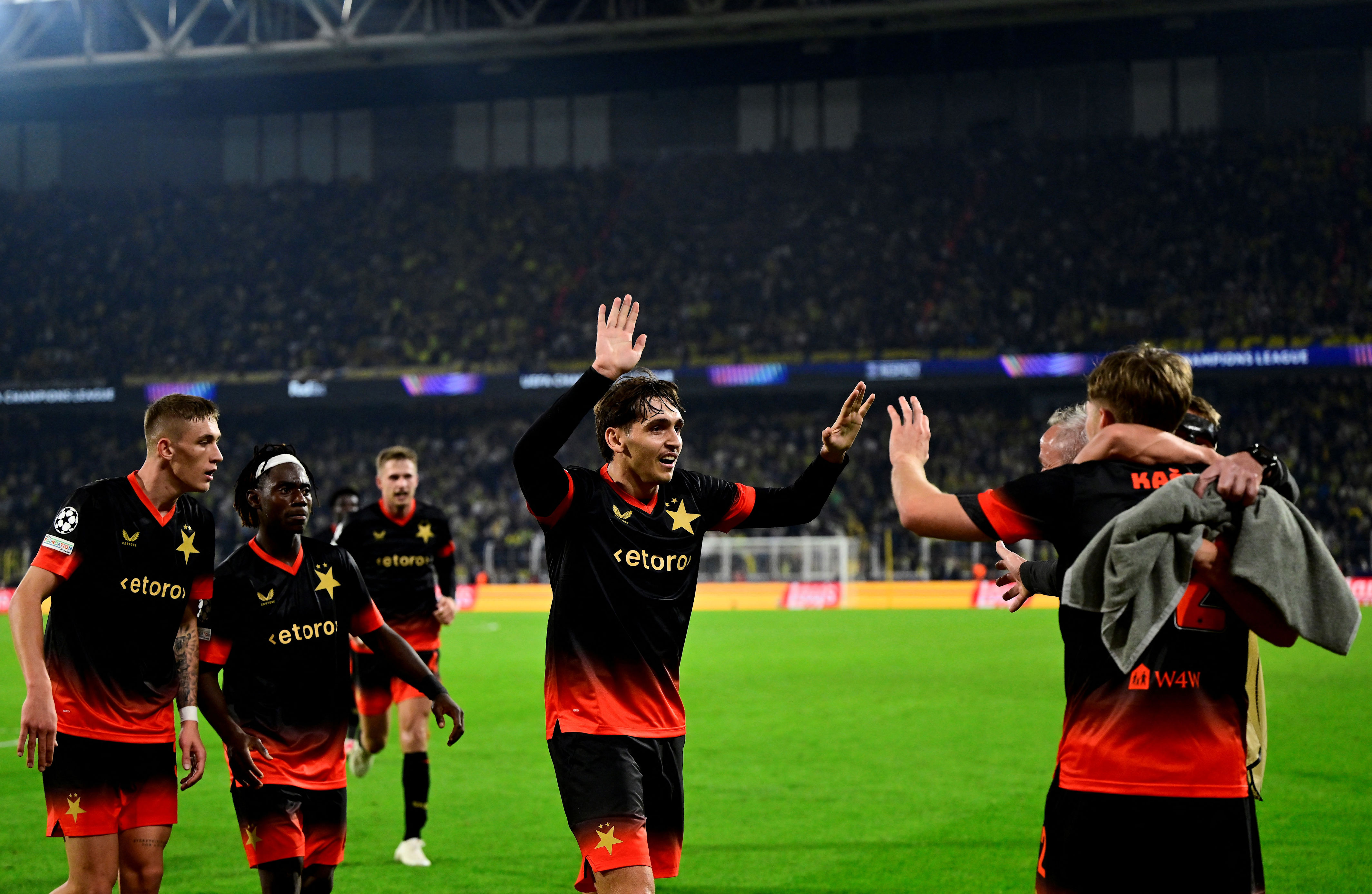 C1 : Fenerbahçe craque à la dernière minute, Dortmund solide à Sabah