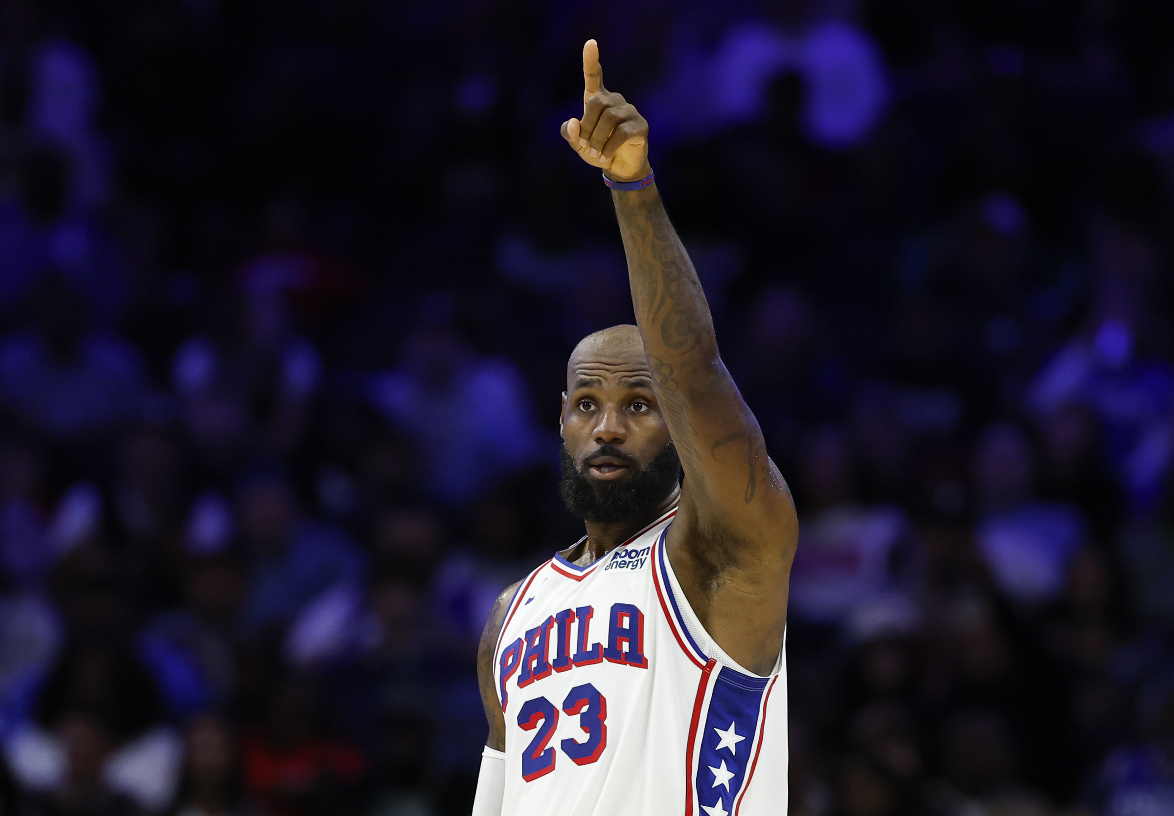 Sixers pull ahead of the Knicks; LeBron draws chants, jaws with fans ...