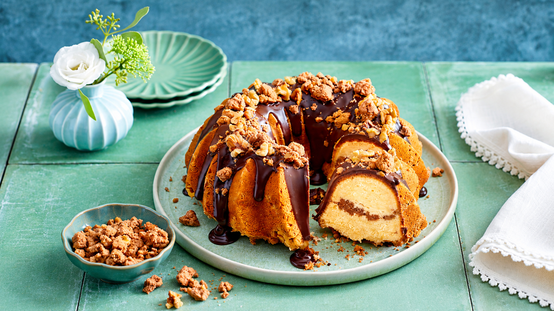 Schoko-Streusel-Gugelhupf: Dieser saftige Kuchen überrascht mit einer ...