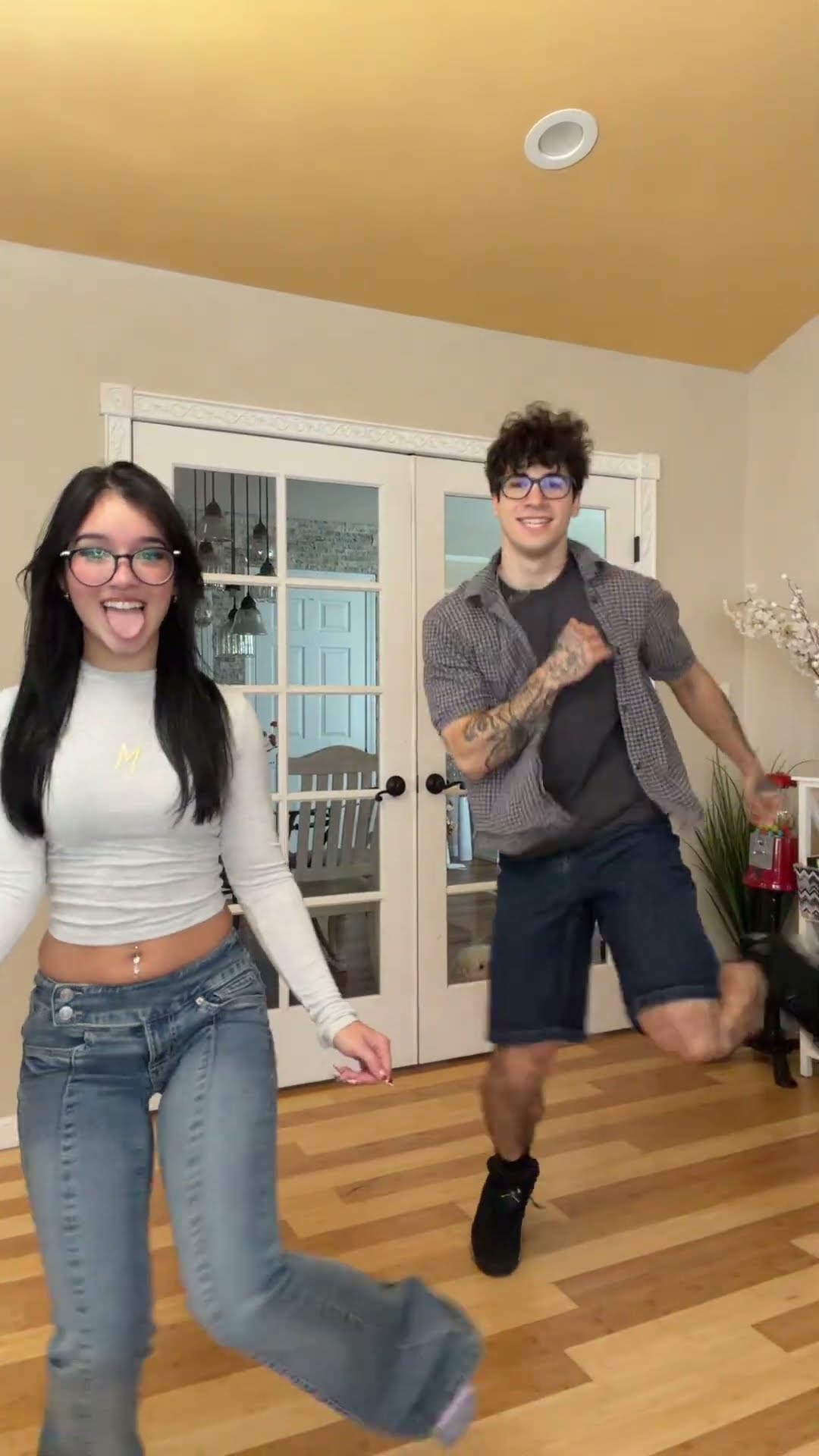 Stanky leg dance challenge with girlfriend!
