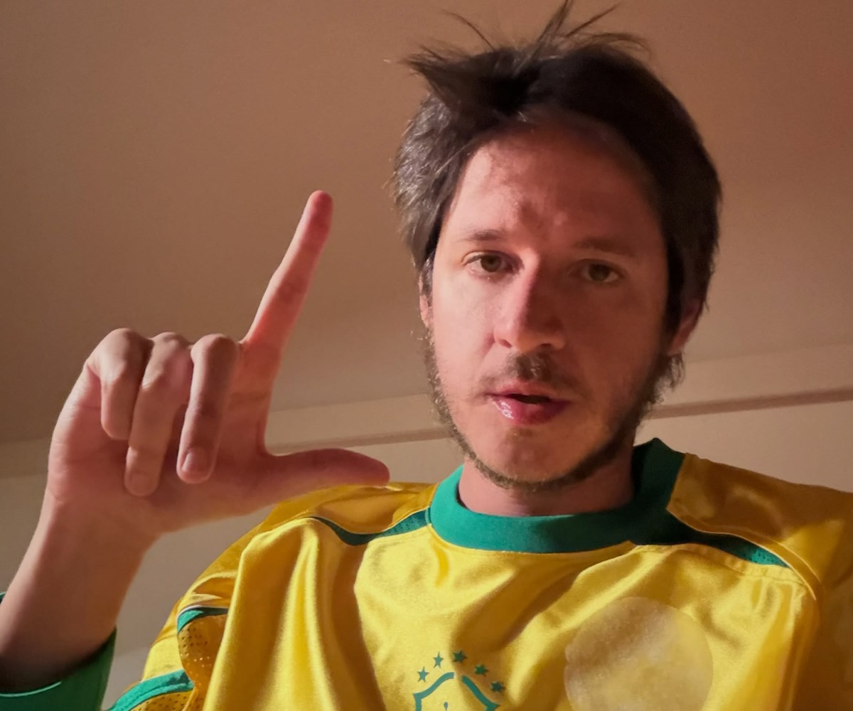 Canal de Flávio Bolsonaro ataca cantor Rubel após polêmica de direitos ...