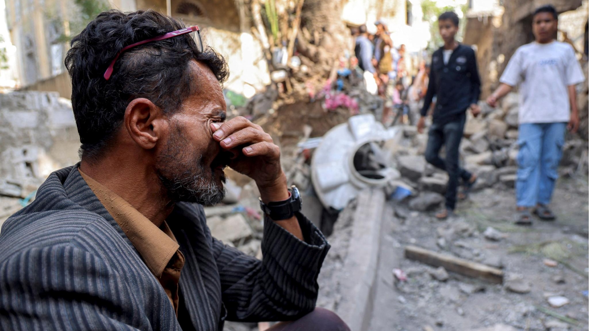 Raid Houthi su una base militare, 73 morti. Londra invia i caccia in ...
