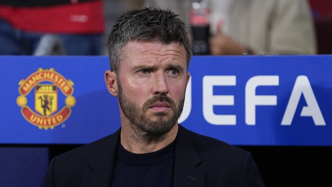 Man Utd keep Carrick but eye Howe as results falter