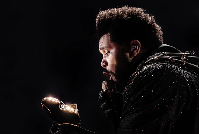 Từ tượng robot 12m đến những đại cảnh sân khấu, The Weeknd làm concert ra sao?