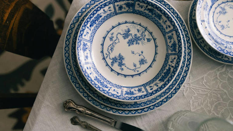 A cute way to repurpose vintage plates adds an instant pop of color to ...