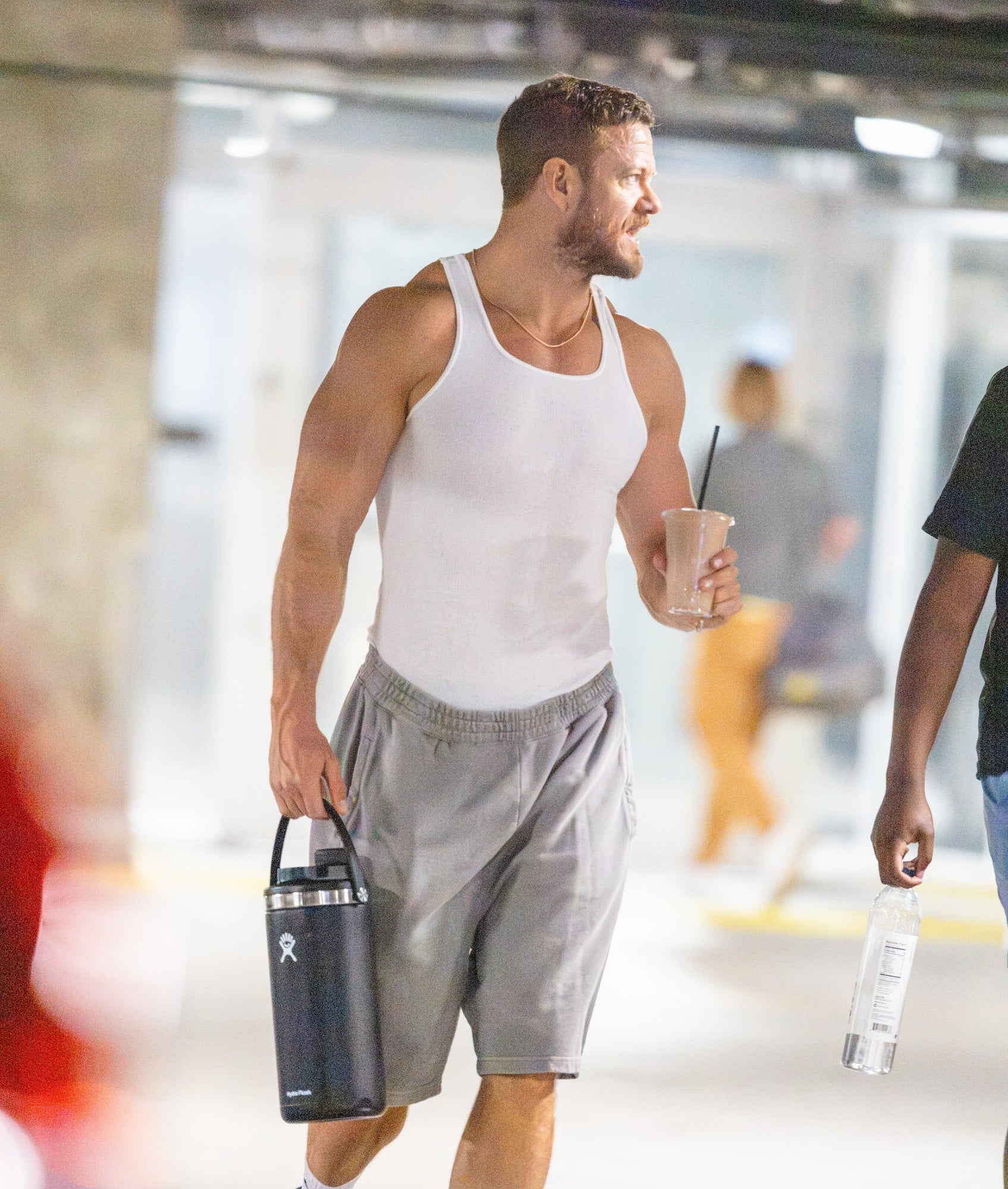 Newly single Dan Reynolds spotted looking buff after a gym workout (photos)