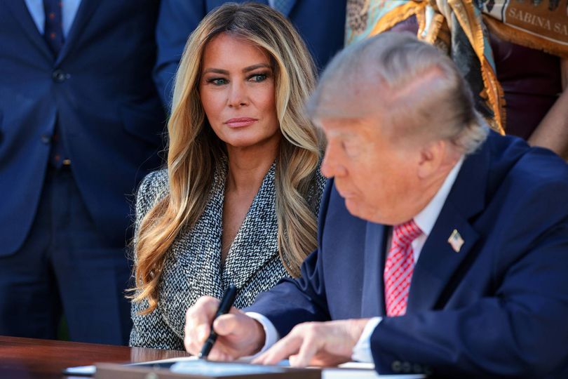 Donald Trump's dismissive 8-word comment to Melania while she signs her ...