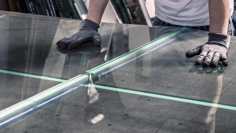 Crack-healing coating boosts solar glass strength 7x, slashes panel ...