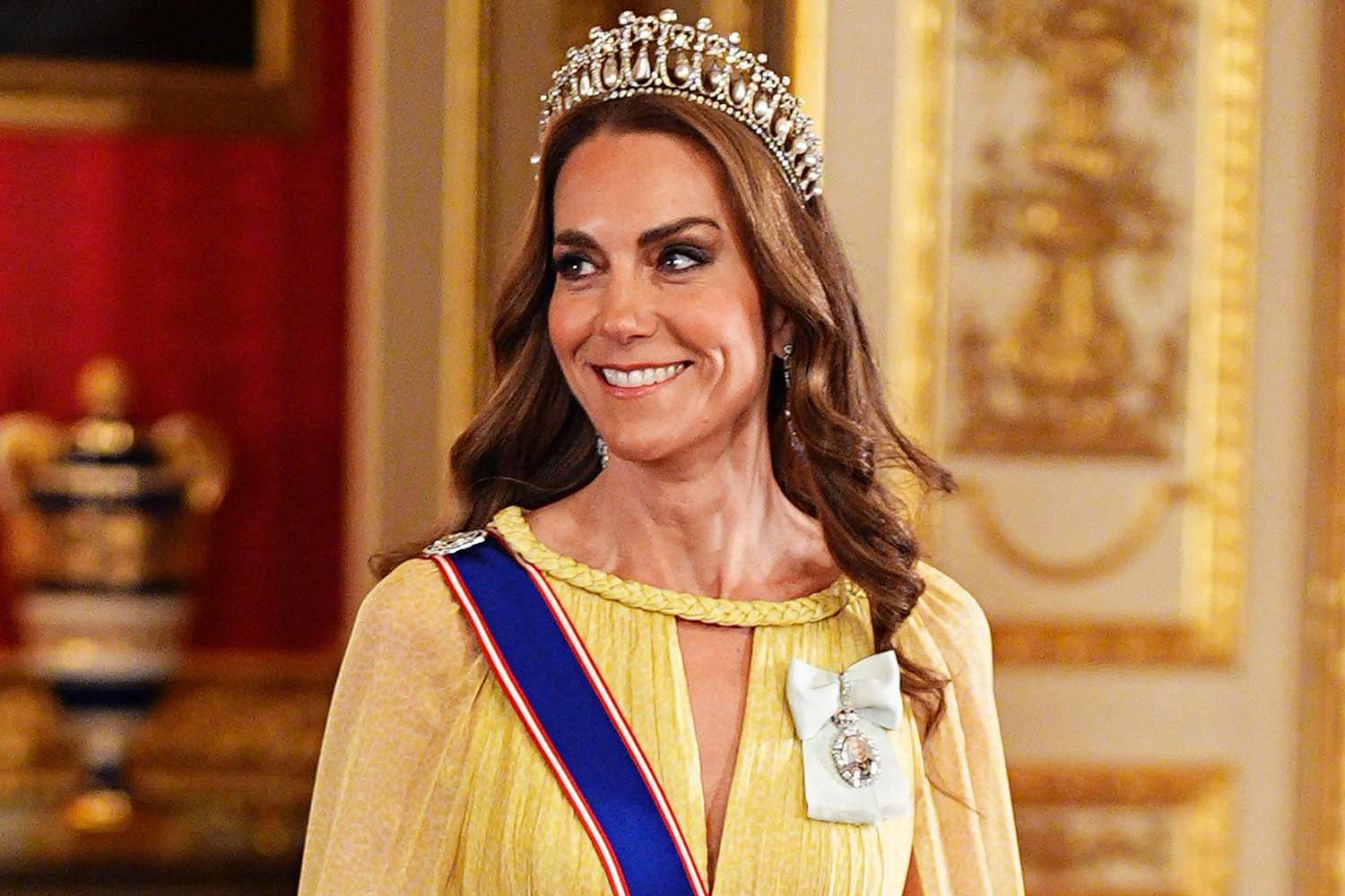 Kate Middleton makes a showstopping entrance in yellow gown for rare ...