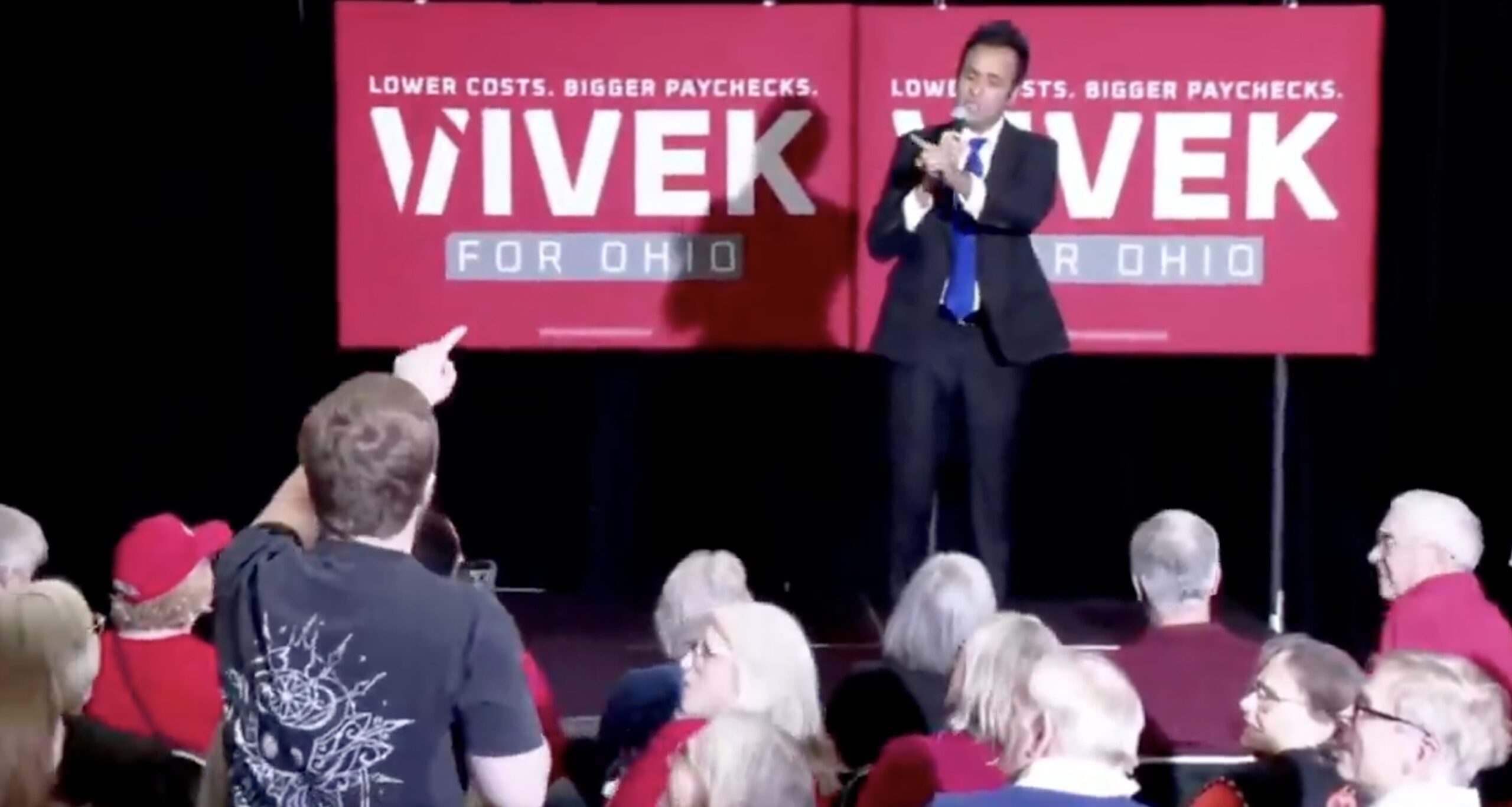 Heckler goes ballistic on Vivek Ramaswamy over controversial ad ...