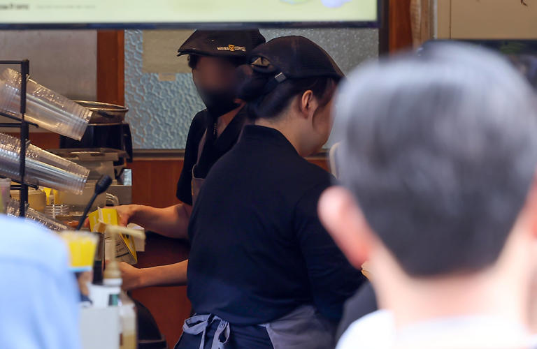 Non-regular worker ratio hits record 38.5%, wage gap widens
