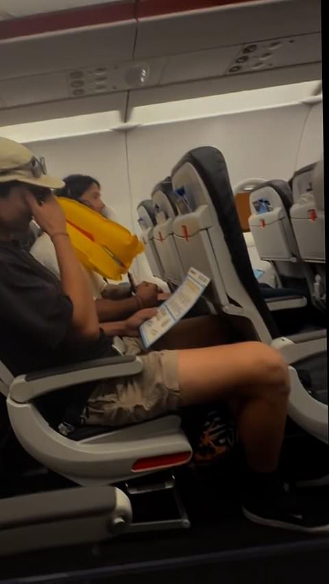Passenger ejected from Jetstar for inflating life jacket
