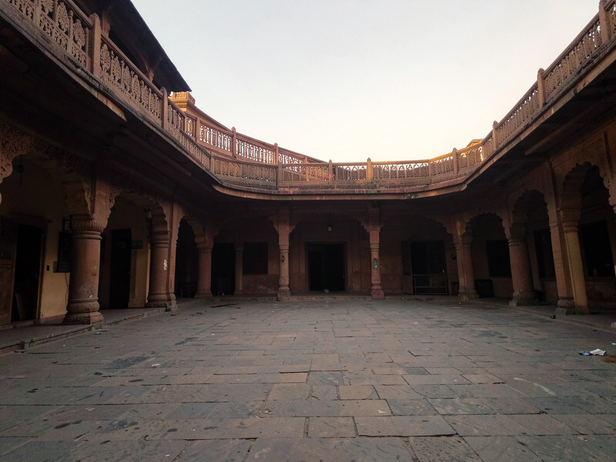 How swifts, swallows and sparrows nested in Indian buildings