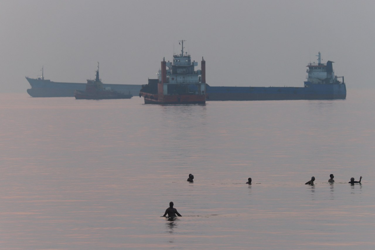 Oil futures end mixed as traders weigh supply recovery against shipping risks