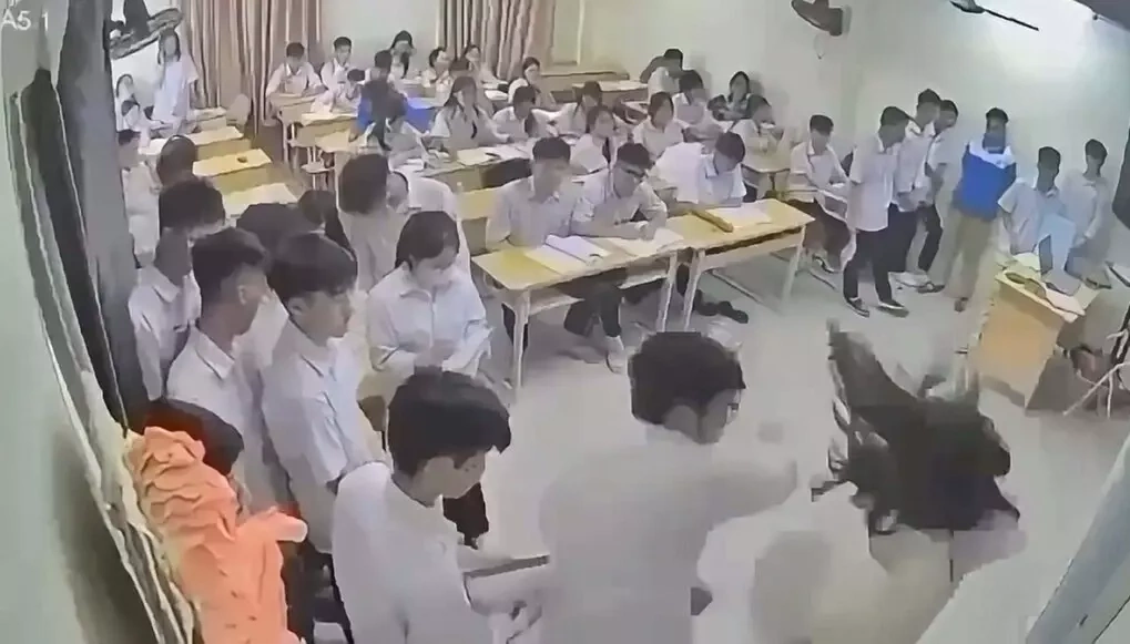 Nam sinh hành hung cô giáo ở Hà Nội bị bắt