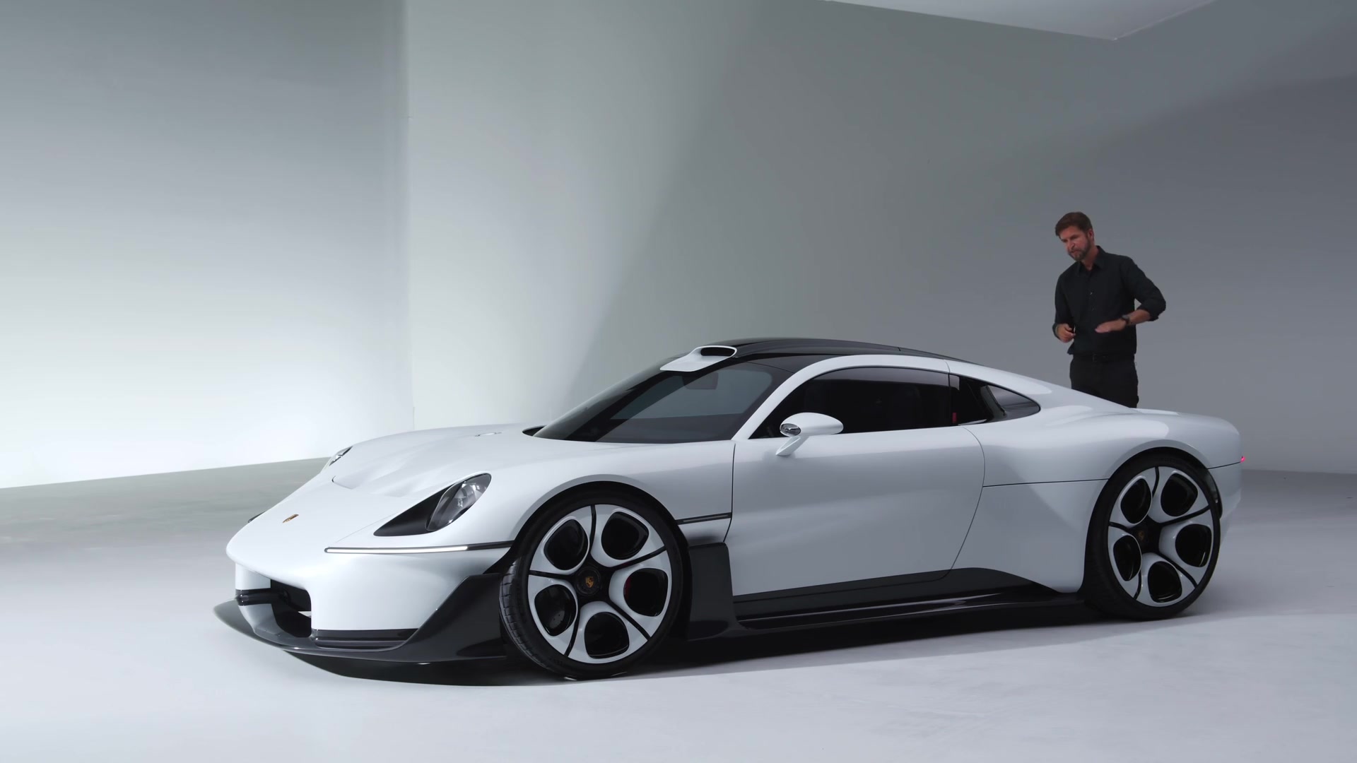 Walkaround - Tobias Sühlmann introduces the Porsche Mission S