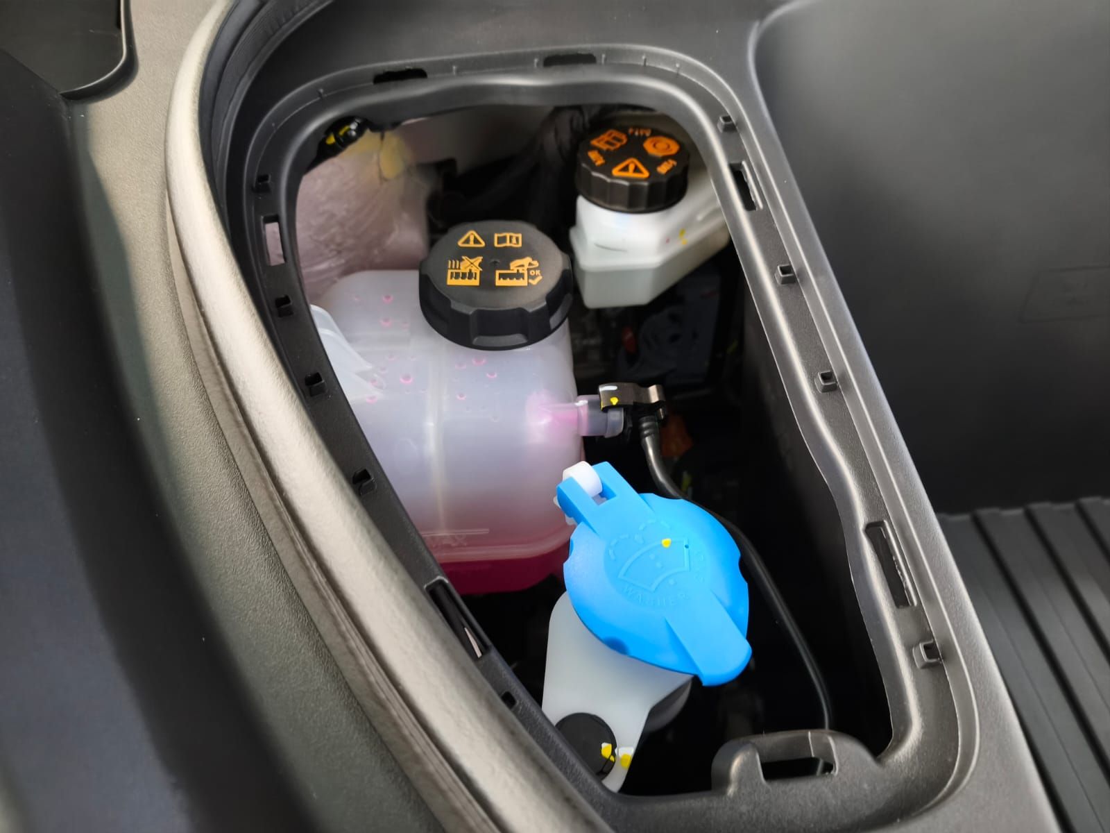 Haram tambahkan radiator coolant biasa ke mobil listrik, ini bahayanya