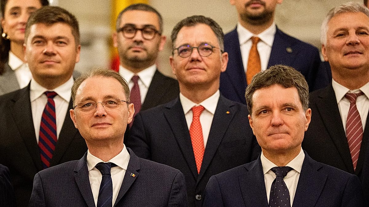 New Romanian prime minister Luca Niculescu and cabinet members sworn in