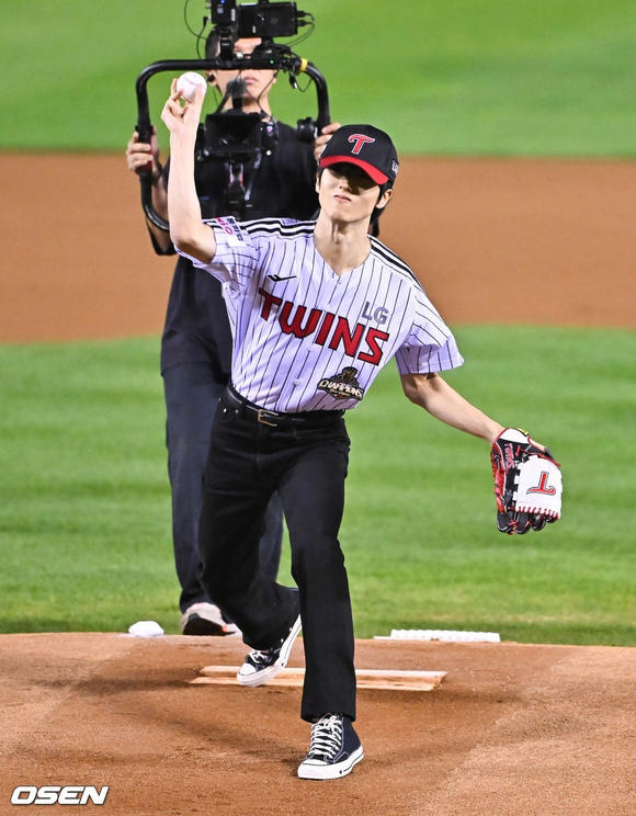 【PHOTO】NCT チソン、始球式に登場…美しい投球フォーム