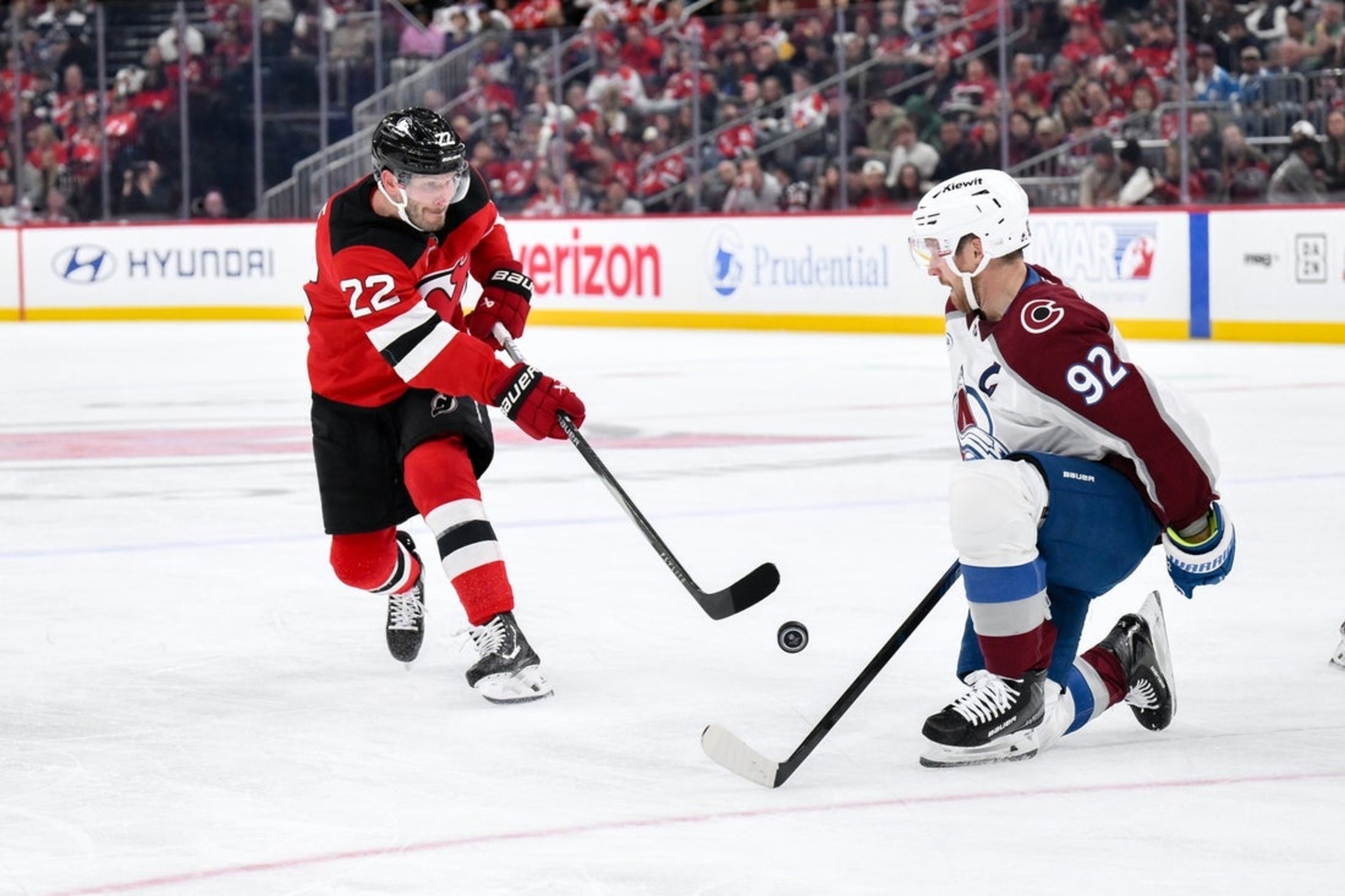 Jake Allen, Devils hold off late surge to continue Avs' slow start
