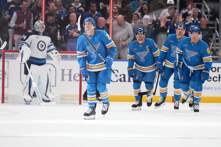 Broberg breaks tie on 3rd-period power play, Blues top Jets 2-1