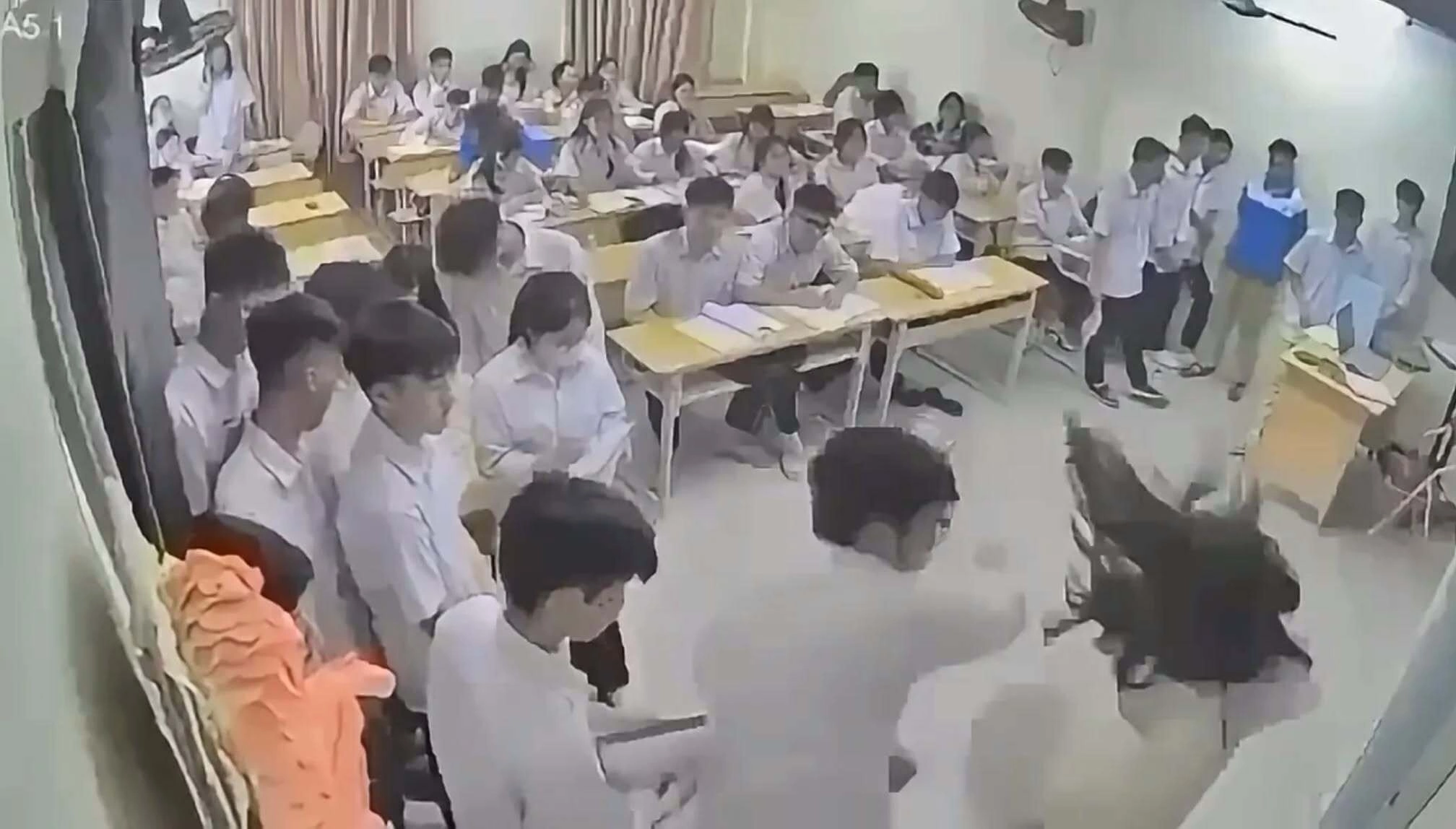 Nam sinh hành hung cô giáo ở Hà Nội bị bắt