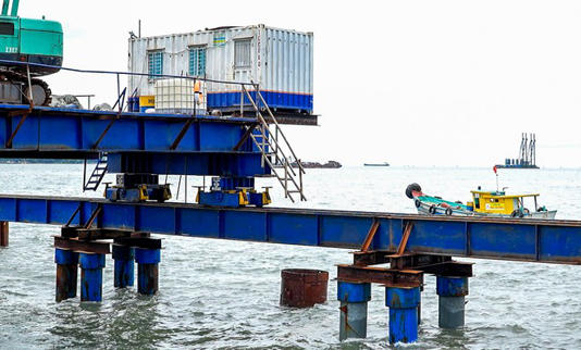 Công nhân được bố trí ăn nghỉ ngay trên biển để đảm bảo lực lượng làm ngày, làm đêm - Ảnh: THANH HUYỀN