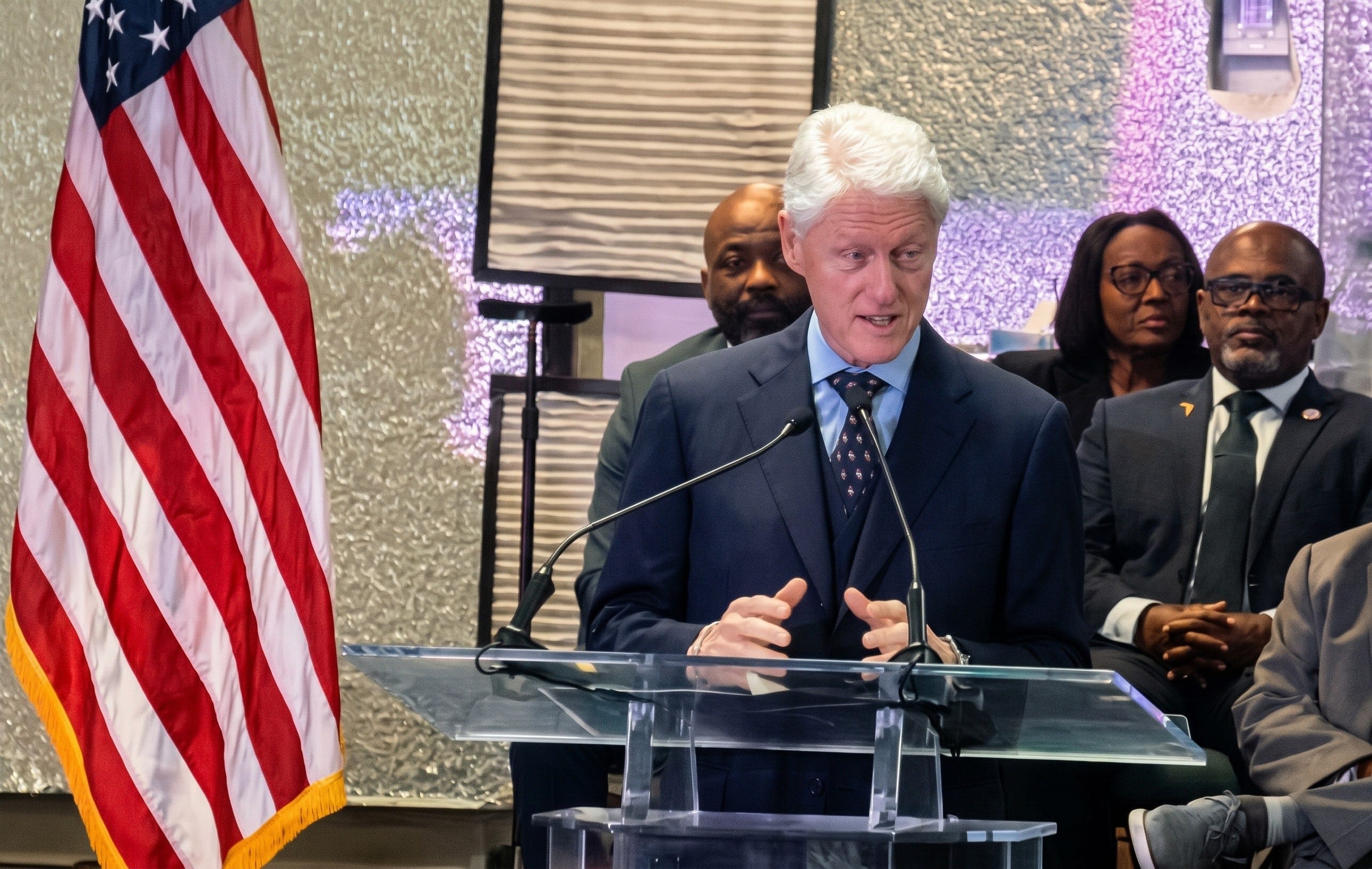 Bill Clinton stumps for Jolly in Florida, slams Trump for embracing Putin