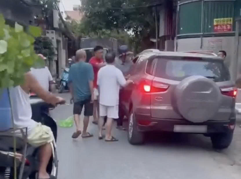 Điều tra vụ tài xế ô tô bị đâm nhiều nhát ở Hà Nội