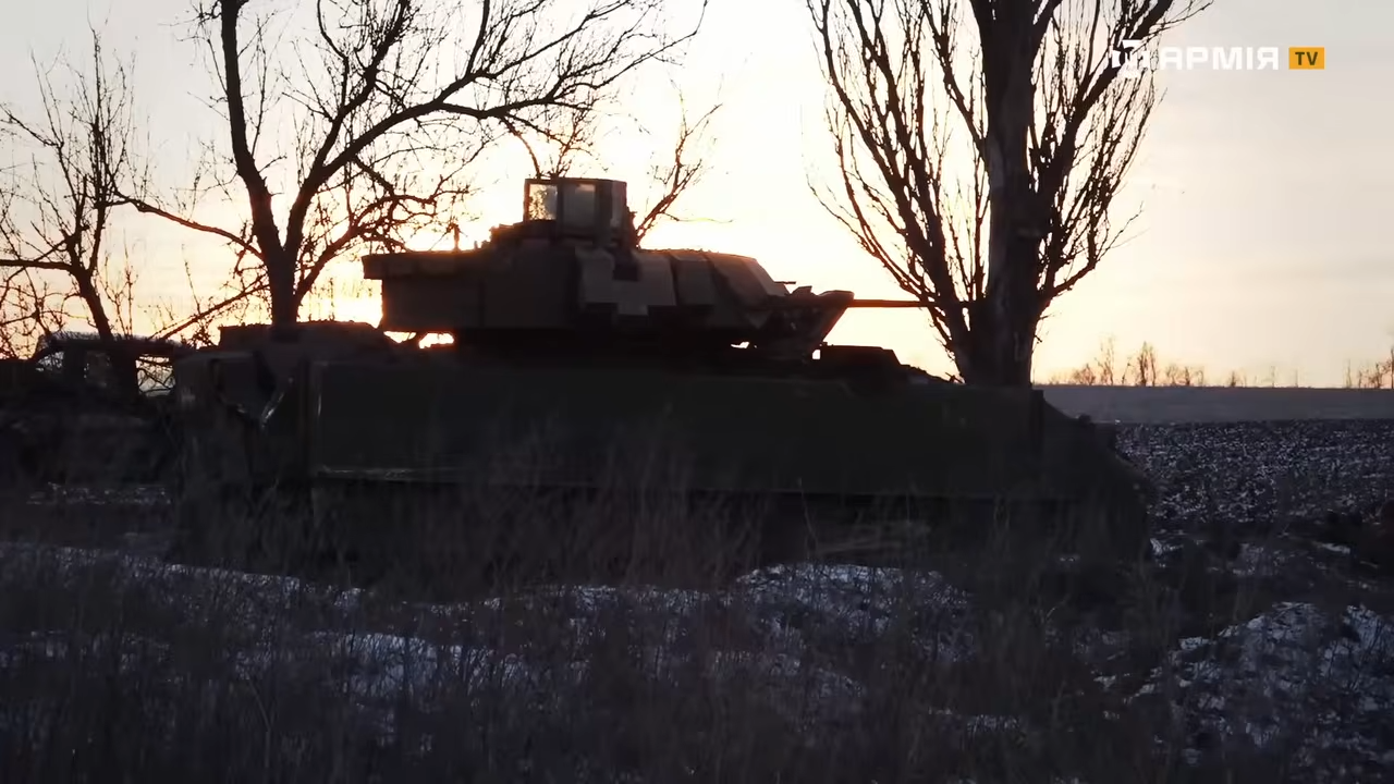 Russian anti-tank mines hit Ukraine's American M2 Bradley - the crew ...