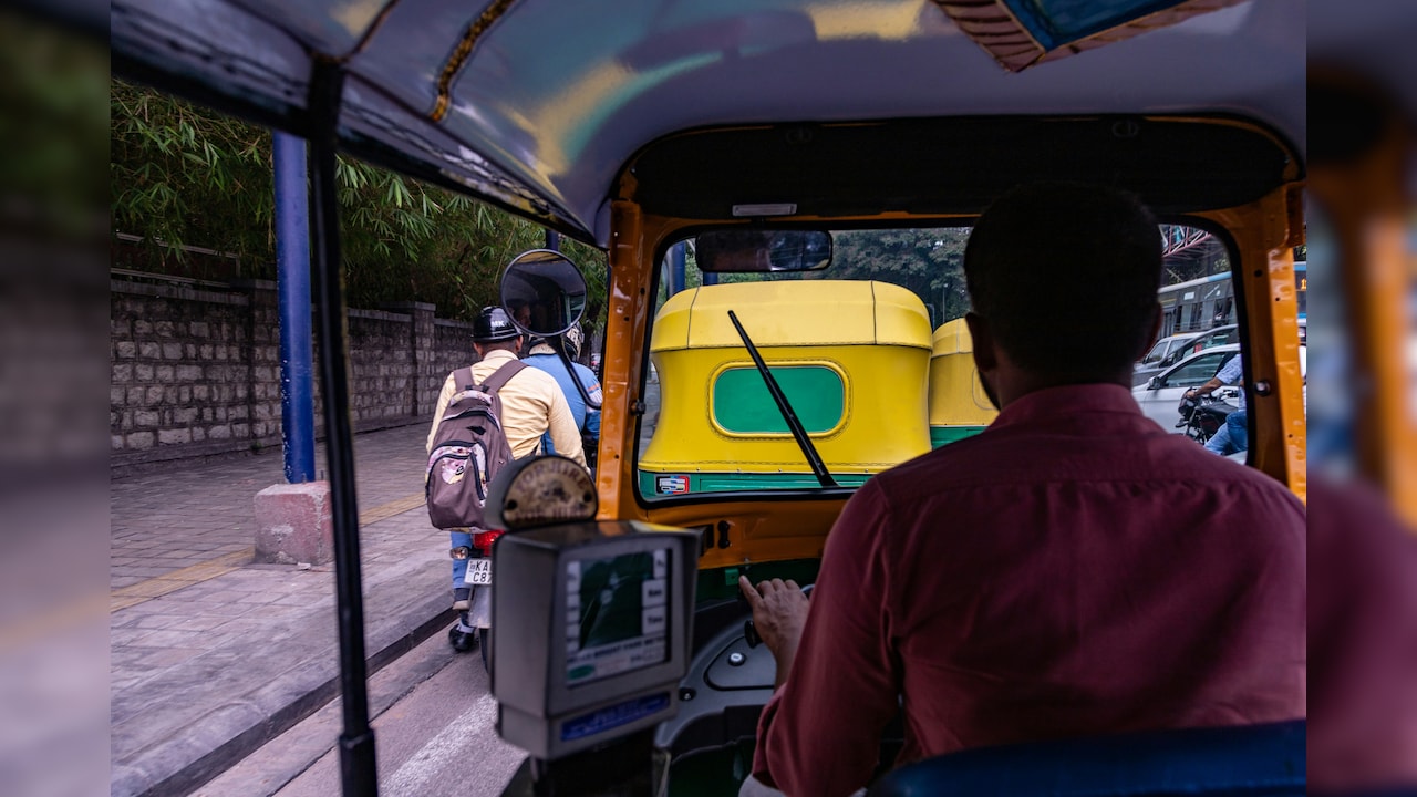 Bengaluru auto driver allegedly chases Rapido bike, tries to grab ...