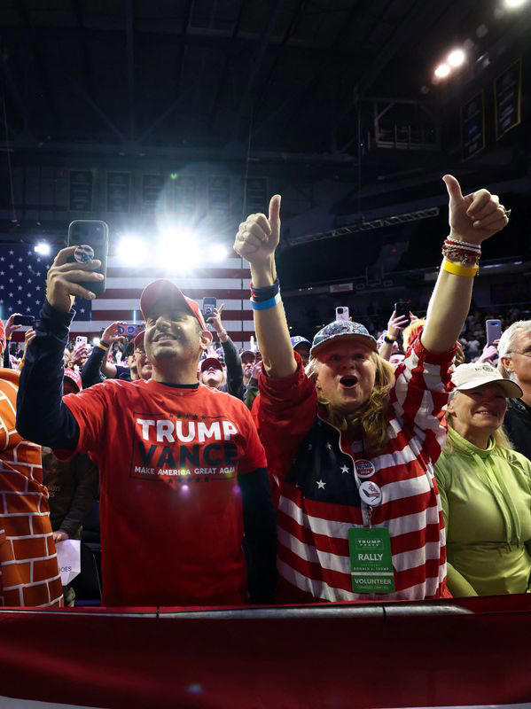 Supporters react as US President Donald Trump attends a campaign rally to support Republican House of Representatives candidate Ed Gallrein and Senate candidate Andy Barr, at Truist Arena in Highland Heights, Kentucky, US, October 17, 2026.  REUTERS/Kevin Lamarque