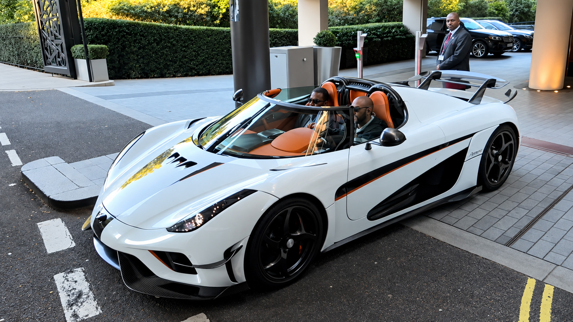 A millionaire’s Koenigsegg Agera R begins an open air city outing
