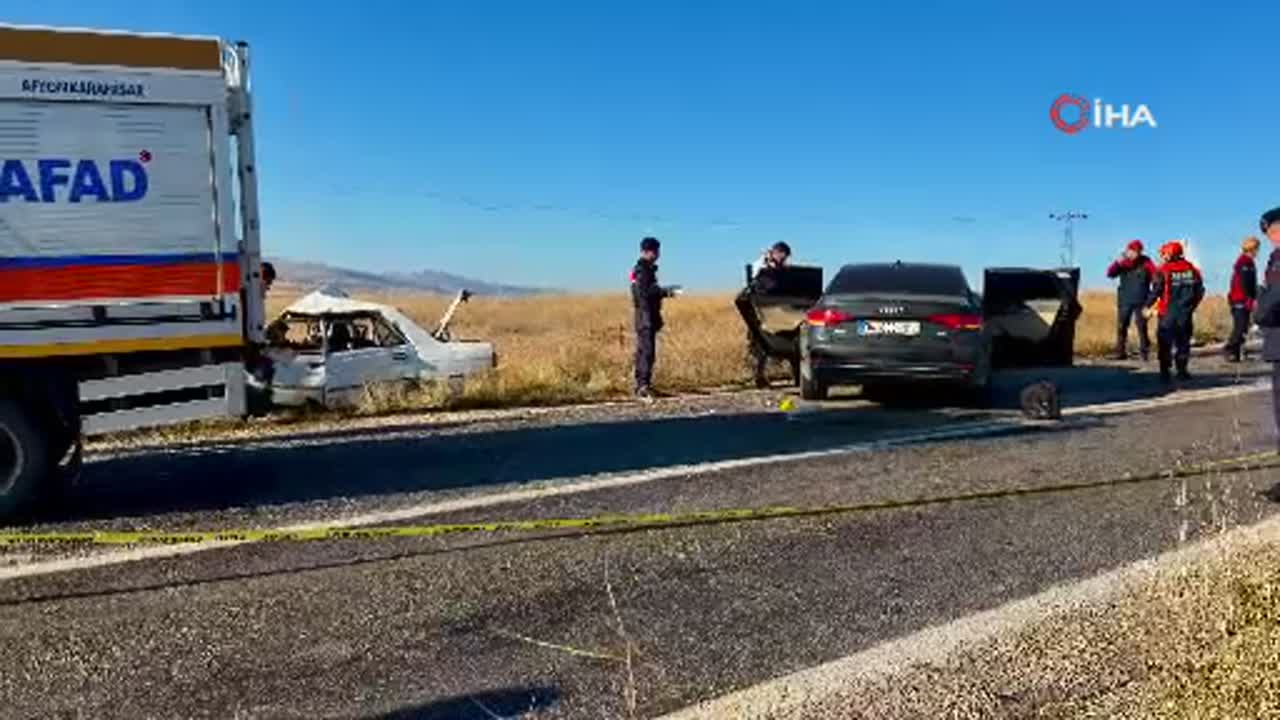 Afyonkarahisar’da feci kaza! Kafa kafaya çarpışan otomobillerde 4 kişi öldü