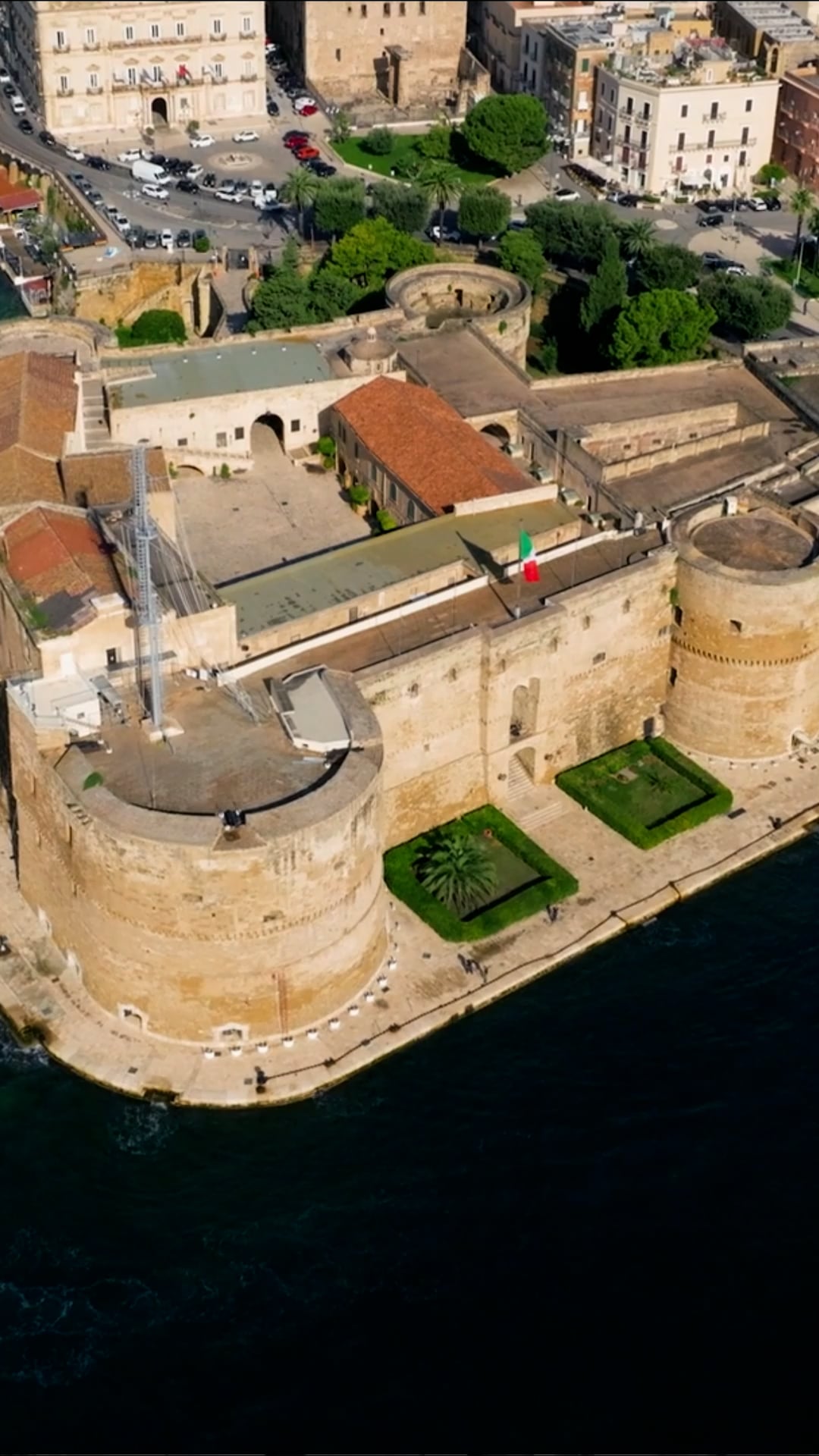 Taranto, İtalya: Puglia'daki liman şehri üzerinde drone uçuşu