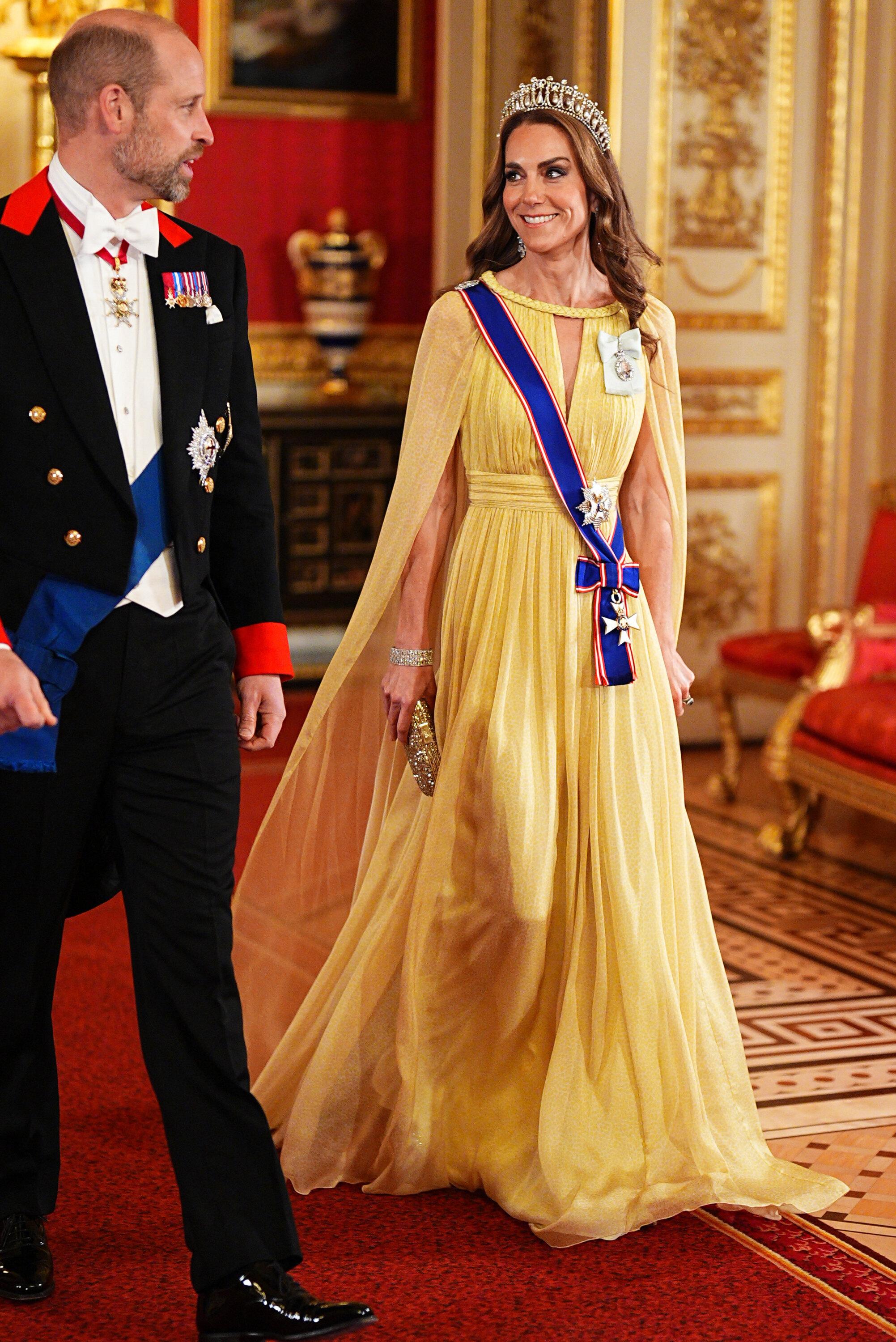 L’apparition en majesté de Kate Middleton en robe Elie Saab au banquet ...